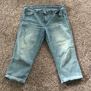 Women’s jean capris.